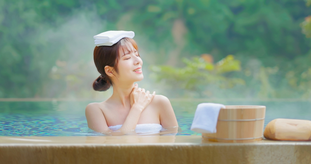 Smiling,Asian,Young,Woman,Sitting,On,The,Bathtub,Is,Relaxing